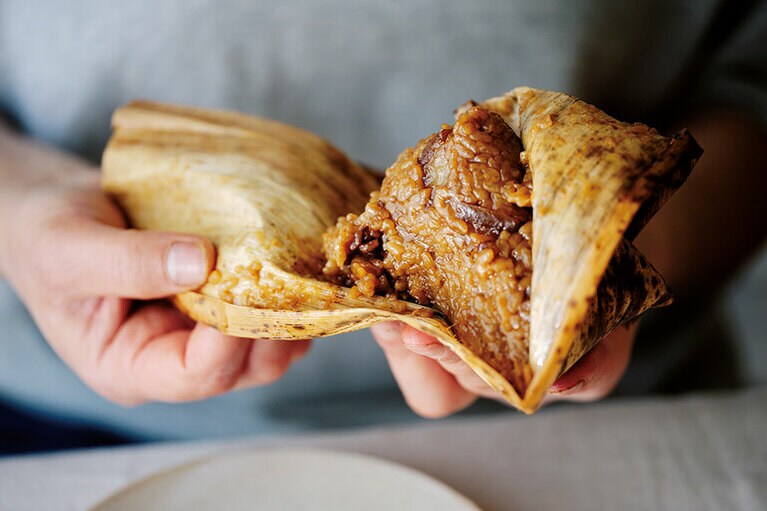 竹皮を解くともっちりそしてふわっと何ともいい香り。上海 肉粽(にくちまき)〈肉粽5個、ラーホージャン、腐乳〉8,100円。