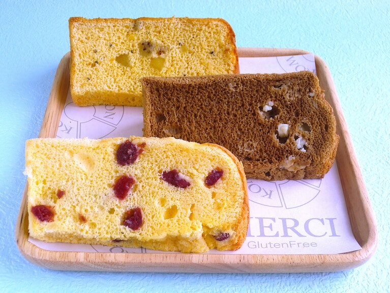 ドライフルーツやチョコチップが入った種類も。手前より「クランベリークリームチーズ」450円、「ホワイトチョコアールグレイ」390円、「ドライフルーツキウイ」430円。