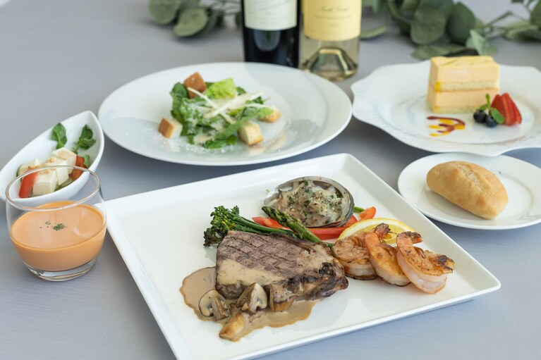 コースは2ドリンクチケット付き。シーザーサラダは濃厚なクリーミードレッシングが特長。