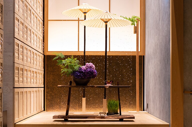 玄関の縁台には歳時記を演出。