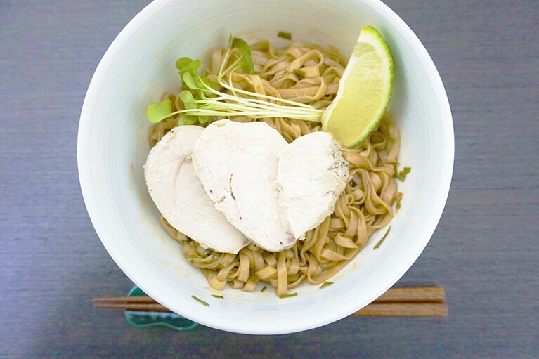 酒と塩のみで味付けした自家製鶏ハム、ライム、かいわれ大根を添えました。