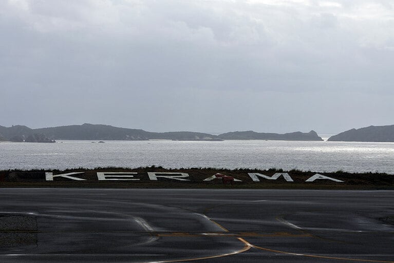 ケラマ諸島の島々を望む、小さな空港。
