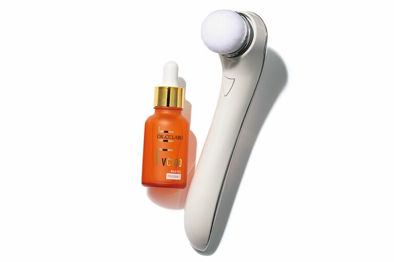 左：ミルクタイプの角質ケア美容液。マイルドな角質ケア成分PHAと、他2種の角質ケア成分の働きで、なめらかな肌に整える。VC100ミルクピール プログラム1 30mL 3,800円／ドクターシーラボ、右：上下左右の3次元の微細な振動と汚れを浮かせるイオンの力で、肌に負担をかけずに毛穴の奥の汚れをオフする音波洗顔ブラシ。リファクリア 24,800円／MTG