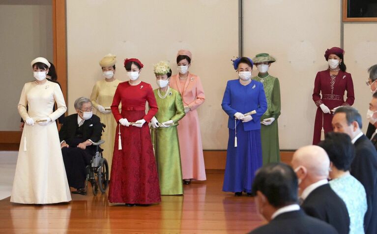 「立皇嗣宣明の儀」に臨まれる皇族方　©時事通信社