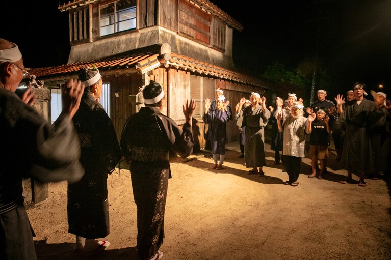 世乞い人（ユークイヒトゥ）をお迎えする家の人々。