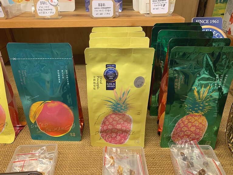 ◆陽光菓菓 ドライマンゴー 135元(100g入り)、ドライパイナップル 135元(100g入り)。