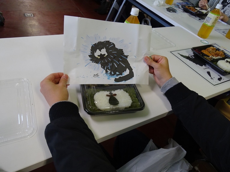 飼育員さんによる愛情たっぷりの熨斗。お弁当のモップくんは白米と海苔、レーズンで作られています。