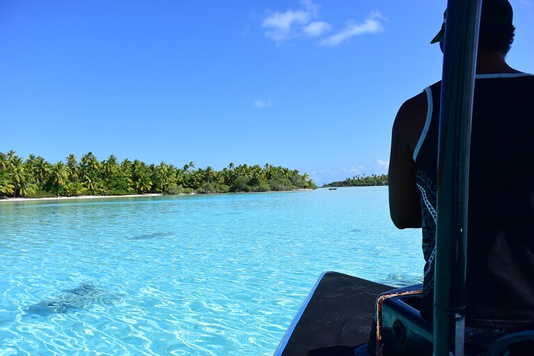 浅瀬は自然発光しているようなネオンブルー。