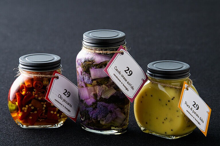 左から：色々唐辛子の辛いオイル 200g 1,000円(各税込)、紫白菜と金時草のマリネ 280g 1,300円、さつまいもとえごまのペースト 250g 1,000円(すべて季節商品)／29 in bottiglia