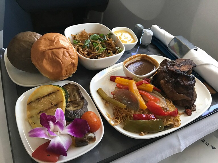 メインはアイランド・ポークのオッソブーコ。ランの花が添えてあって華やか。