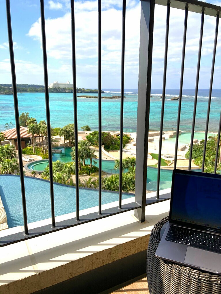 この景色を見ながら仕事ができます。きれいすぎて、そしてこの贅沢なシチュエーションに思わず笑いがこぼれました。