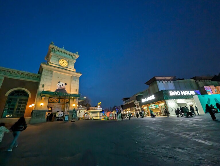 エバーランドに入場するとすぐ目に入る「ジャイアントバオ」（写真左）、ロープウェー乗り場と「バオハウス」（写真右）。この辺りは日中、大勢の人で賑わっていた。2024年2月28日（水）撮影。