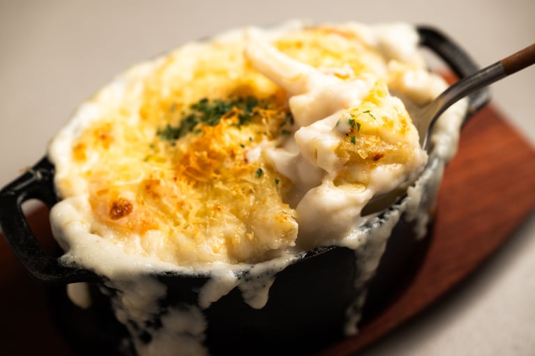 「1950年の海老マカロニグラタン」3,200円。もちろんベシャメルソースから手づくり。重曹につけることで海老はぷりっぷりの食感に。器からあふれんばかりのビジュアルが食いしん坊の心をわし掴みに。