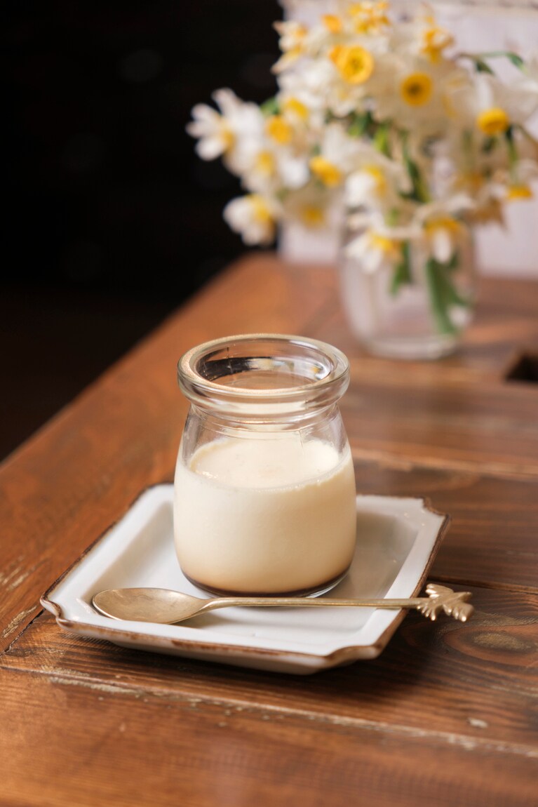 横川さんのご自宅の庭で飼っている烏骨鶏の卵で作ったプリンは275円。