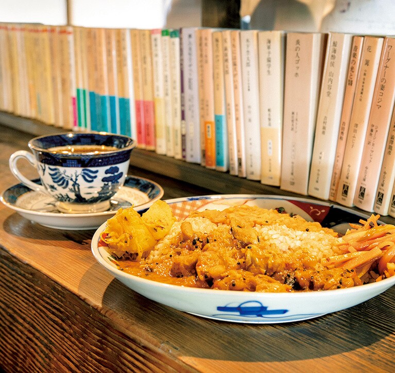 日替わりカレー2種盛り 900円と足立小台にある「ブリュッケ」のコーヒー 400円。カレーにはホールスパイスを使用。