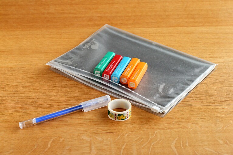 ペン類はポケットに入れておく。