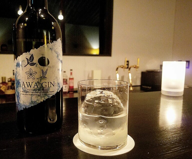 「AWA GIN」をベースに、ドライベルモット、ホワイトキュラソーを入れてしっかりステアしたマティーニ オン ザ ロック。柑橘系の爽やかな味わいでまろやかな口当たりが特徴。