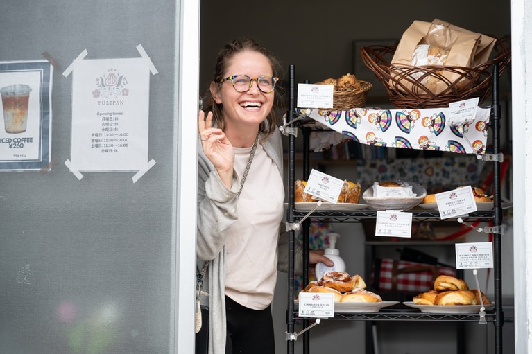 パートナー店舗でもある「Tulipan Café/Bakery」のナティさん。ポーランド仕込みの本格欧州パンが堪能できる。こうしたパートナー店舗が約80ほどあるのだそう。これから沖縄を訪れた時にはプロジェクトマナティのサイトを覗いてみてはいかが。