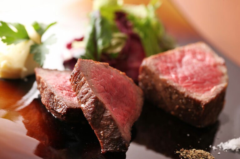 「レストランRicca」のスペシャリテ「但馬牛熟成肉の炭火焼」。