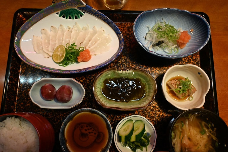 敦賀の居酒屋でいただいた、てっさ（ふぐ刺し）と皮の千切りなどのセット4,000円。