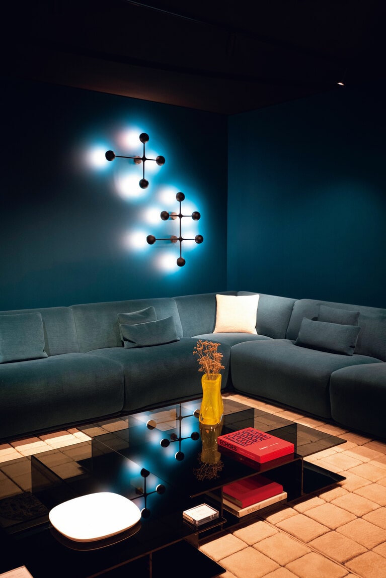 ソファはヴィーコ・マジストレッティによる復刻版「フィアンドラ」、ウォールライトはチャールズ＆レイ・イームズの「ドット・パターン・ライト」。