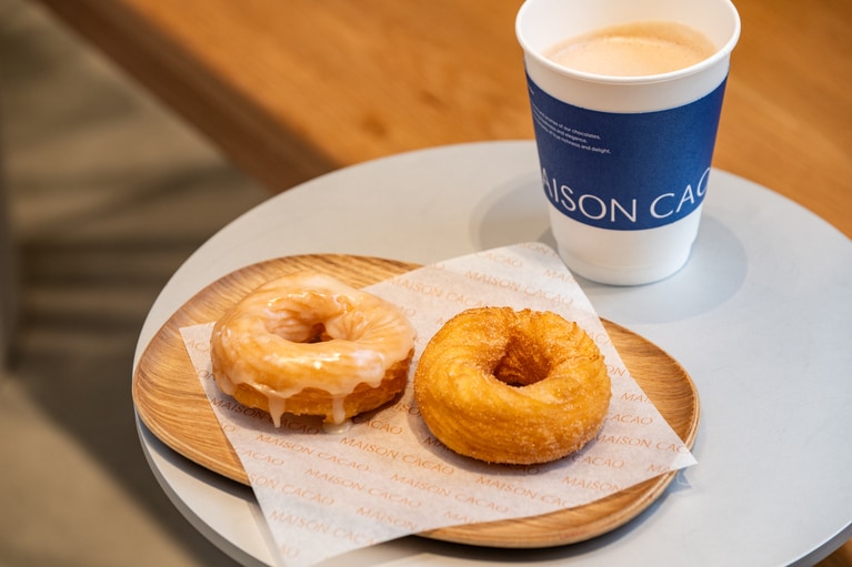 「生フレンチクルーラー（メープルシュガー／シナモン）」378円。買ったスイーツはベンチでカフェメニューとご一緒に。