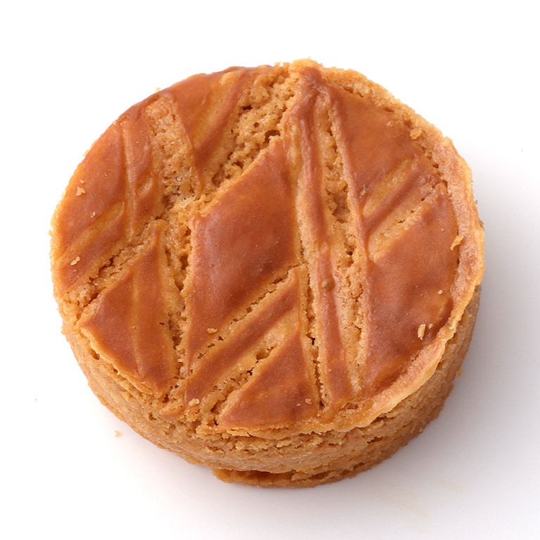 ガレット・ブルトンヌ 310円。バターをたっぷり使って厚めに焼き上げ、ほろりとした食感のラム酒が香るブルターニュ風サブレ。