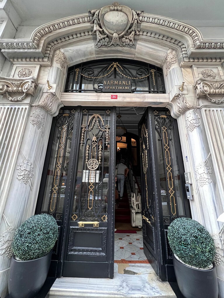 ショップは古い白亜の建物の中。エレベーターの扉は手動だ。