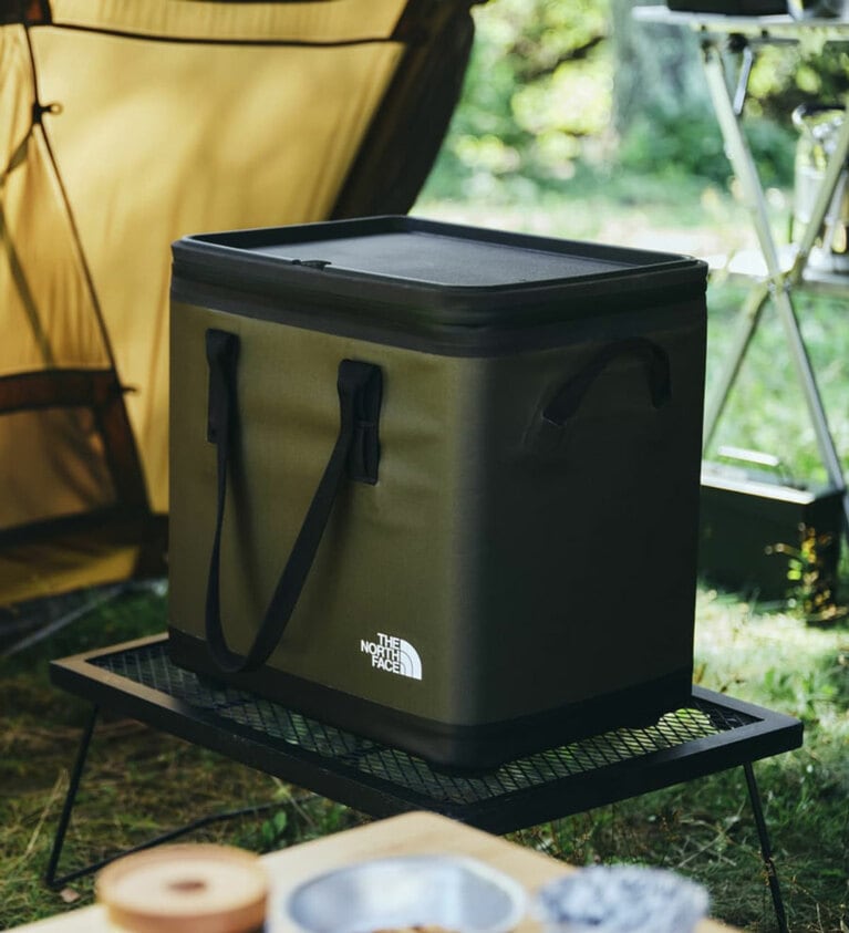 Fieludens® Cooler 36　35,200円。断熱材の配置を工夫することで、冷気の流出を抑制し、ソフトクーラーでありながらハードクーラーと同等以上の保冷力を確保。開口部はジッパー以外に、マグネットで簡易的に留めることもできるようになっている。容量は36Lで2Lのペットボトルを立てて収納することも可能。