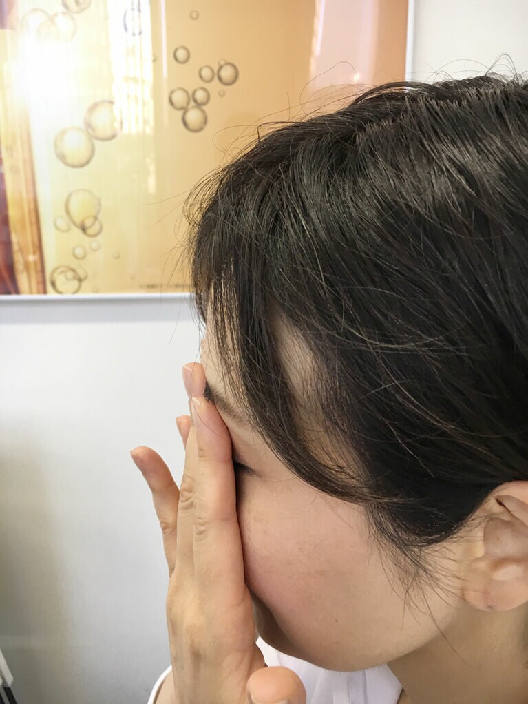 ⑤では指先を眉の上まで。