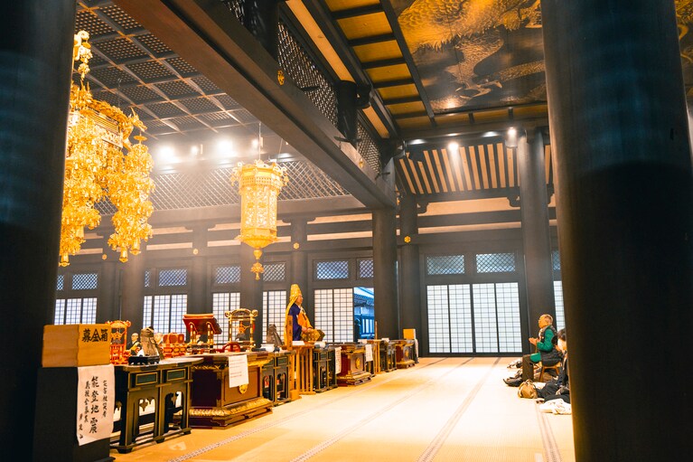 最後に住職のお話を聞いて本堂での朝のお勤めは終了。右上に少し見えているのが「墨龍」だ。