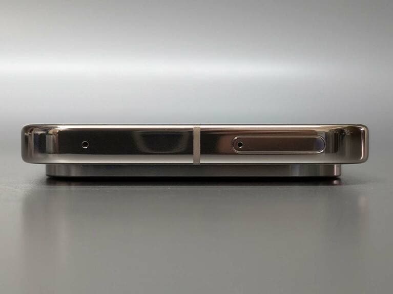 PixelはiPhoneと異なりレンズが突出しておらず、置いても傾くことがありません