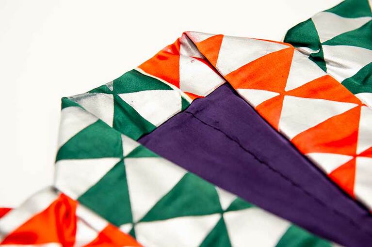 色落ちした襟元は熱演の証だ。