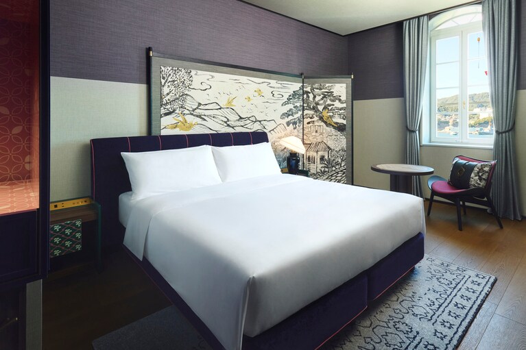 客室の一例「スタンダードキング 本館」。伝統的建造物をリノベーションした本館にある。