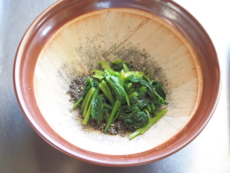 砂糖、塩、醤油を入れ味付けをし、しっかり絞って食べやすい大きさに切ったほうれん草を入れてよく混ぜる。