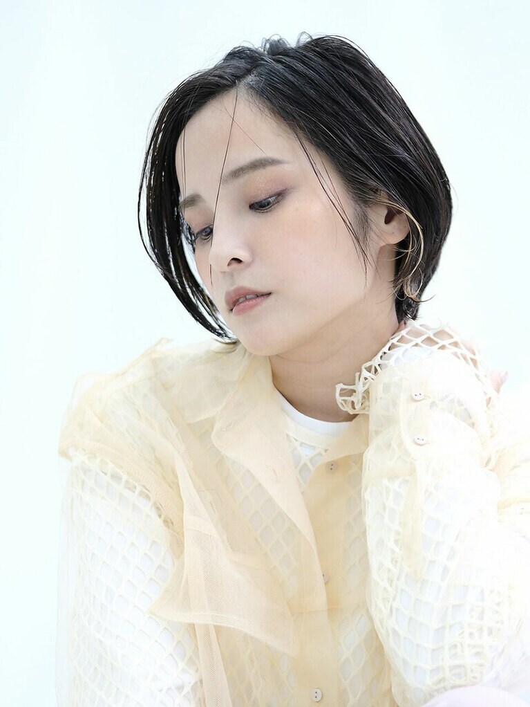 コントラストを利かせたイヤリングベージュ。