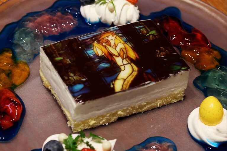 ショートケーキの周りにカラフルなシロップとゼリーが。