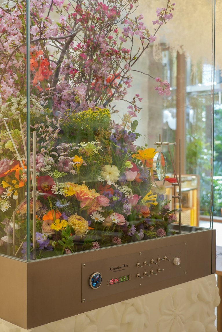 カフェ入り口のアート。