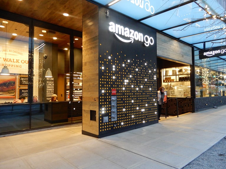「アマゾン・ゴー」は一見、洒落た普通のコンビニです。