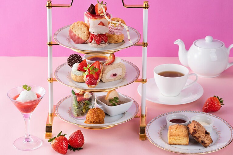 「苺づくしのアフタヌーンティーセット」料金：3,800円（税・サ込）、提供時間：13:00／14:30　※前日18時まで要予約。