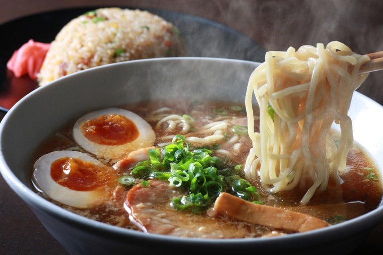 【避けたいランチ1】丼もの、ラーメン、パスタ　食物繊維が少なく、とくに、挽いた小麦から作る麺類はGI値が高い　©baking/イメージマート