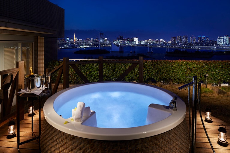「テラススイート」の絶景ジェットバス。