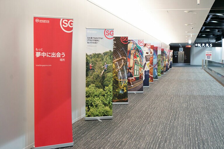 搭乗口へと向かう通路にもシンガポールの飾り付けがなされていた。