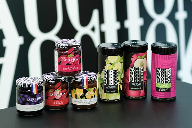 フォションの代表的なフルーツジャムと「メイドインF」のフルーツジャム、アールグレイ、代表的なフレーバーティー「アップル」。右端は、フオションホテル京都の開業を記念して作られた緑茶ベースのフレーバーティー「ワンナイト イン キョウト」。