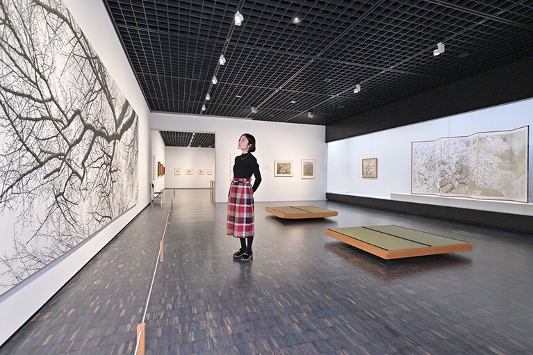 「美術館の春まつり」の作品を鑑賞する一色さん。