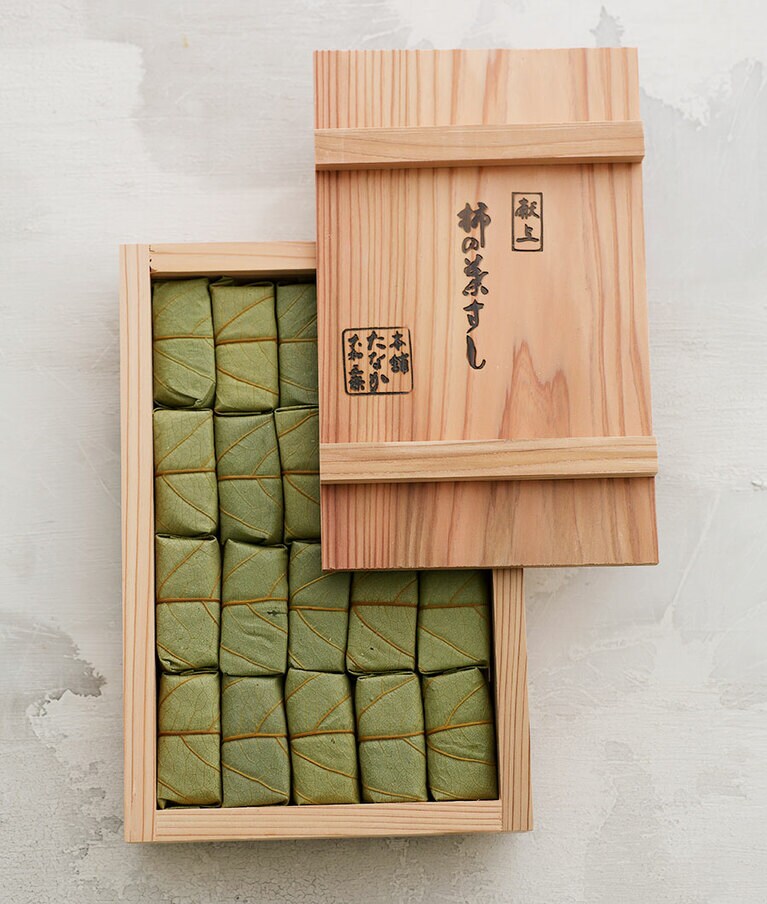 柿の葉すし 特製木桶20個詰(さば 10個、さけ 5個、たい 5個) 4,150円／柿の葉すし本舗 たなか　※賞味・消費期限：製造日含め3日