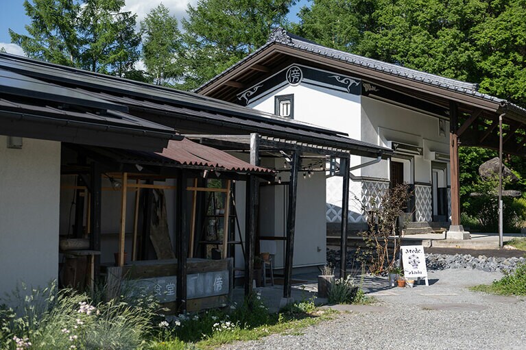 外観も古民家カフェのよう。