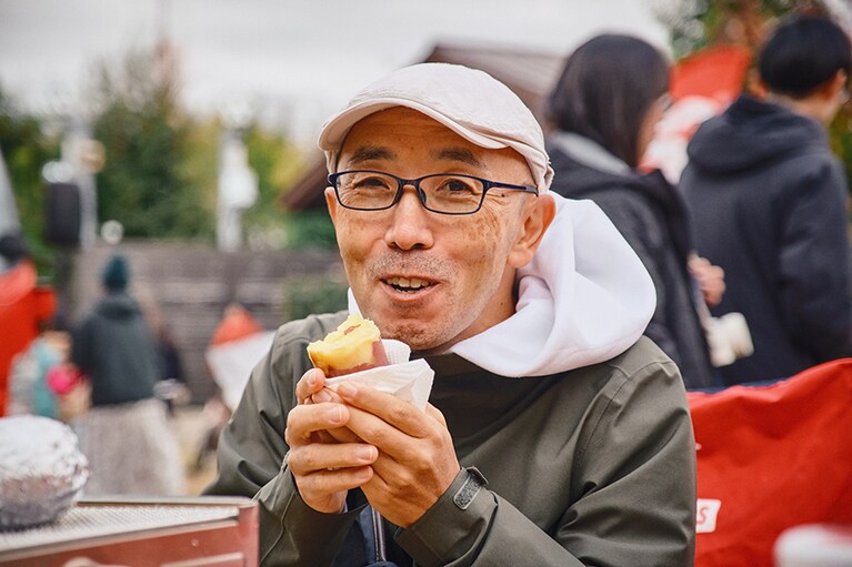 外で秋の味覚を味わえる人気のワークショップ「焼き芋」。