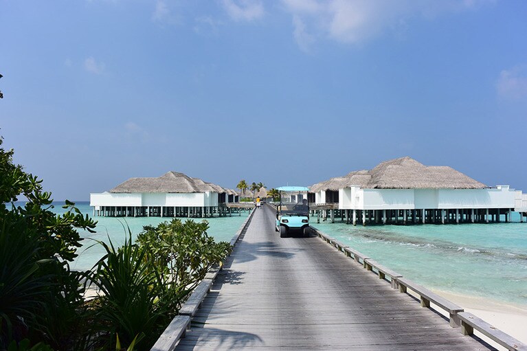 水上コテージの桟橋の長さはモルディブ屈指。