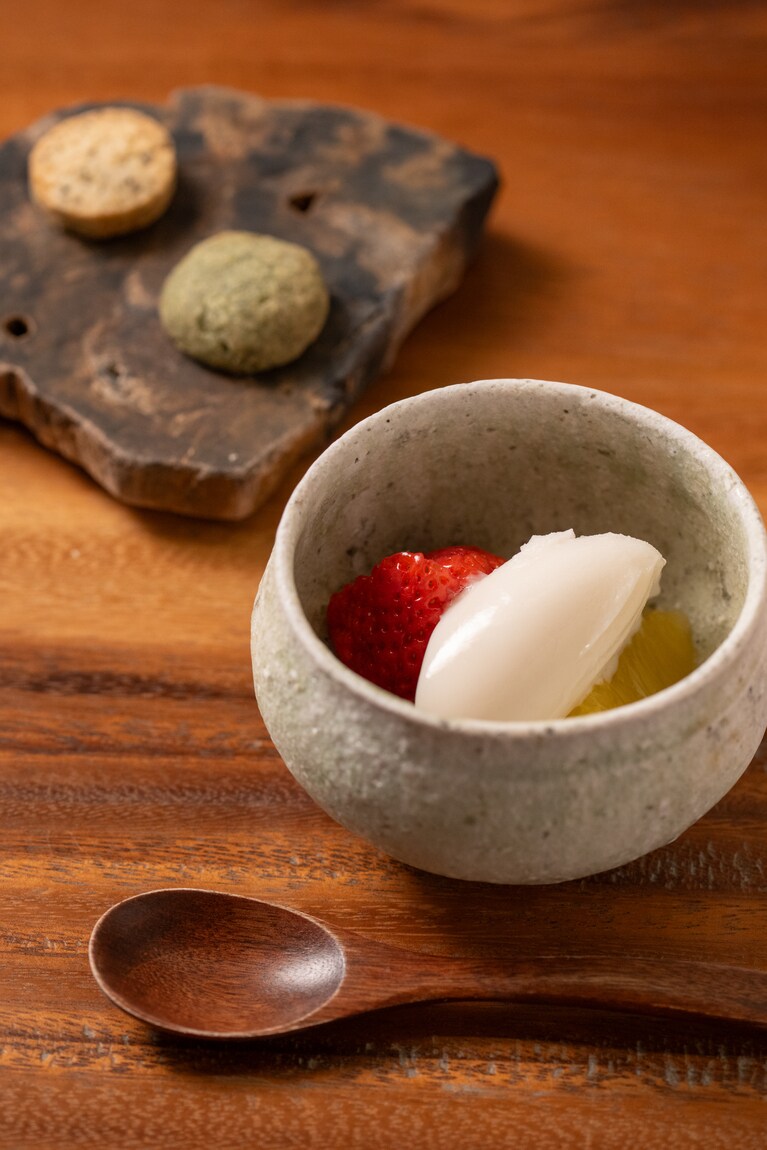 締めのデザート「里山・さっぱり甘味」。抹茶とアーモンドのクッキーを添えて。